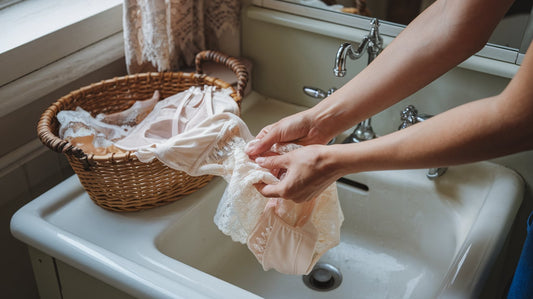 How to Properly Wash and Care for Your Lingerie: Tips to Extend Its Lifespan 🧼👙